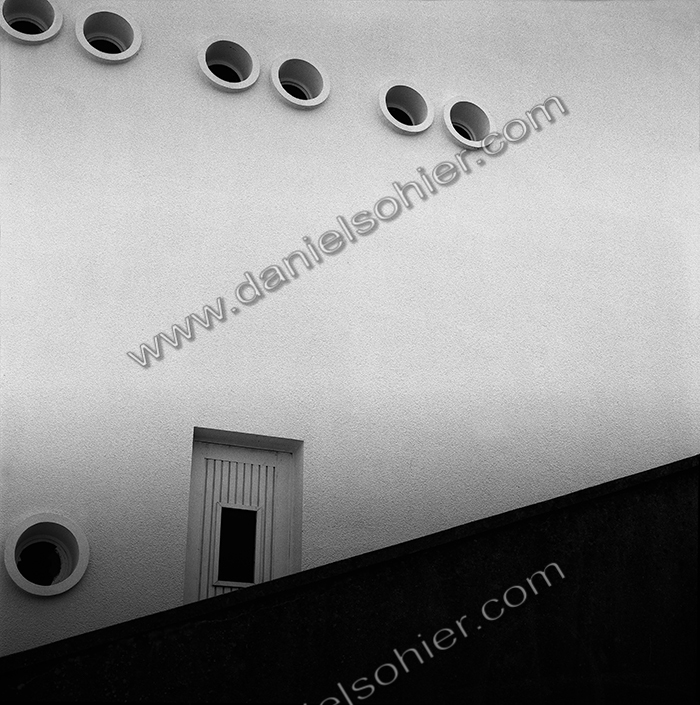 PORTE SECRETE - Luc Mer - Calvados - France 1978 - Hasselblad 6x6 argentique Photographie N° LCT 10 PORTE SECRETE - Luc Mer - Calvados - France 1978 - Hasselblad 6x6 argentique Photographie N° LCT 10